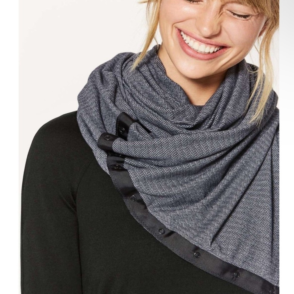 Lululemon grey and black chevron scarf
